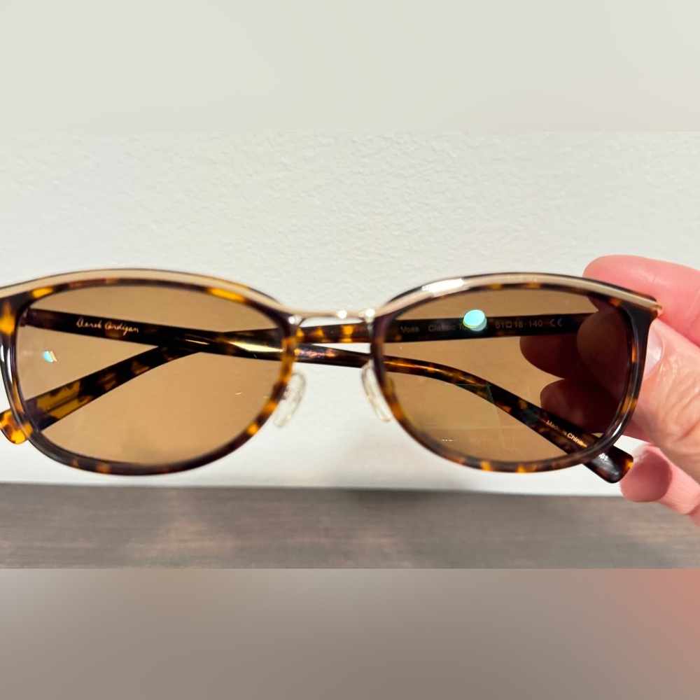 Classic Tortoiseshell Oval Sunglasses